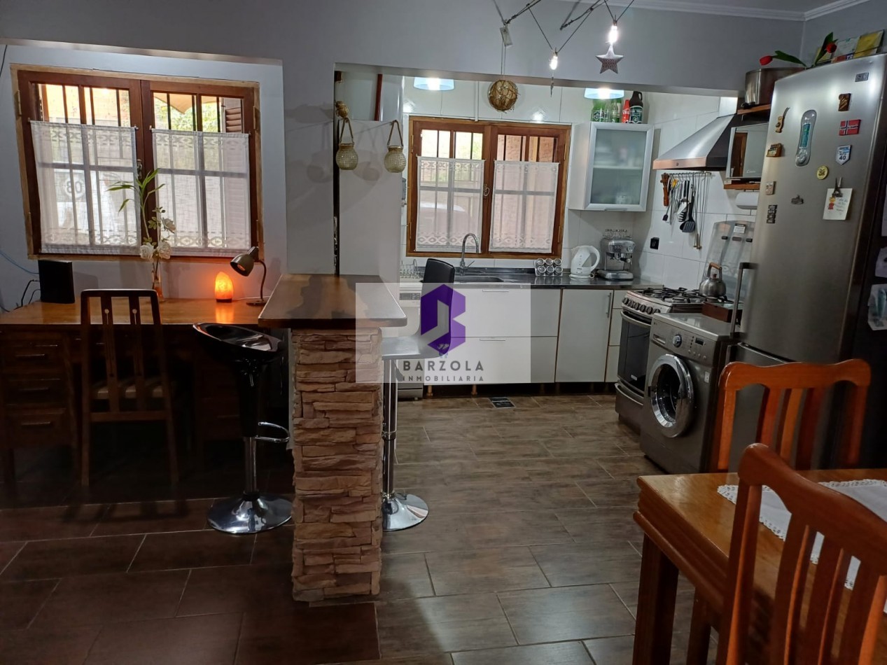SE VENDE CASA 2 DORMITORIOS CON PATIO GRANDE Y COCHERA- APTA A CREDITO