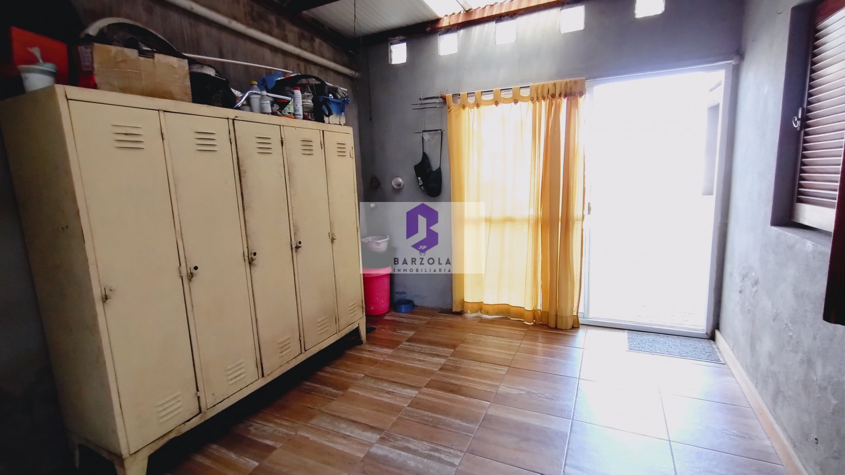 SE VENDE CASA 2 DORMITORIOS CON PATIO GRANDE Y COCHERA- APTA A CREDITO