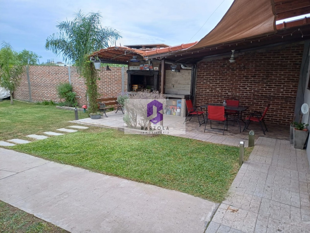 SE VENDE CASA 2 DORMITORIOS CON PATIO GRANDE Y COCHERA- APTA A CREDITO