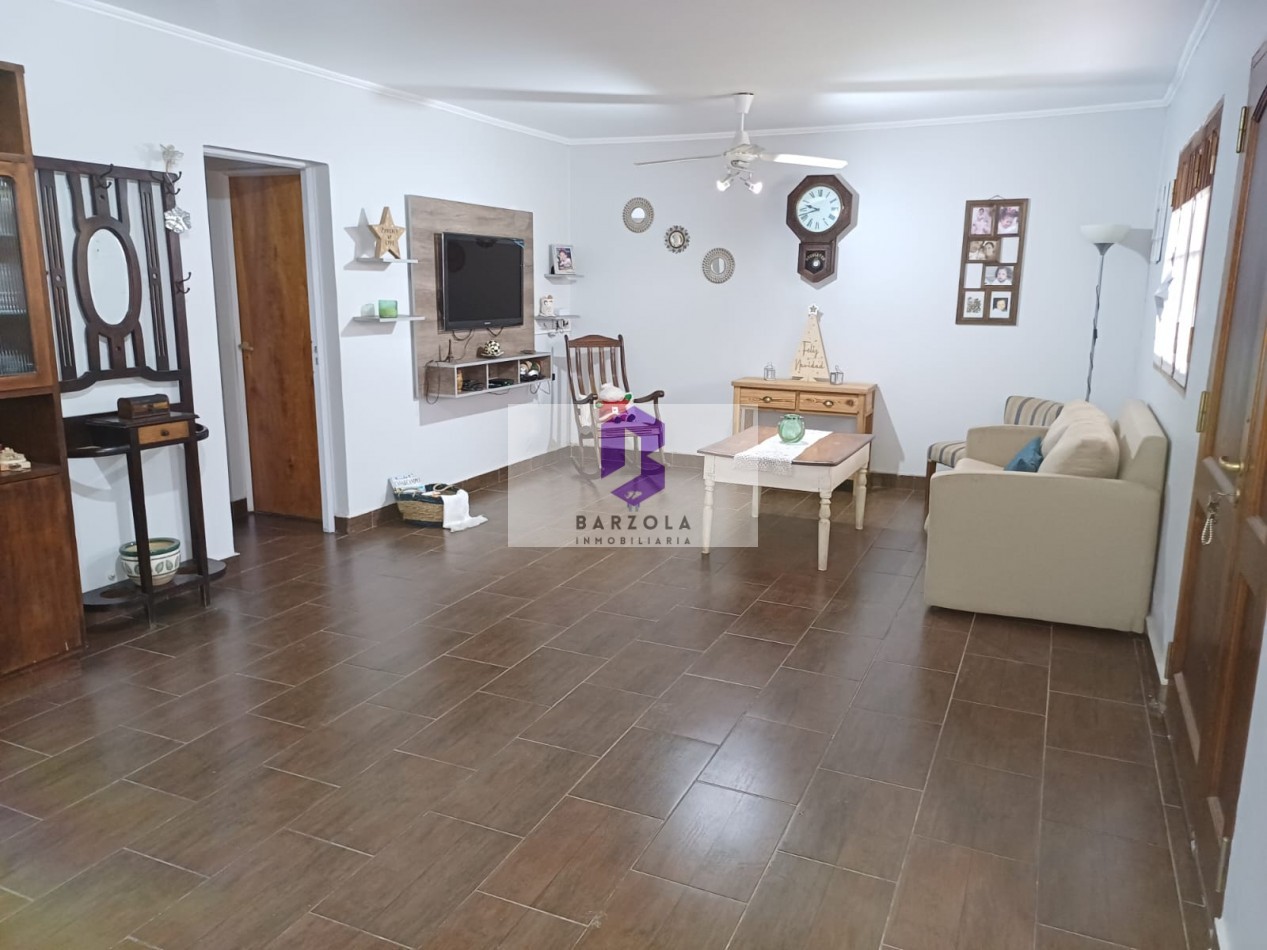 SE VENDE CASA 2 DORMITORIOS CON PATIO GRANDE Y COCHERA- APTA A CREDITO