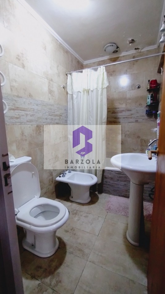 SE VENDE CASA 2 DORMITORIOS CON PATIO GRANDE Y COCHERA- APTA A CREDITO