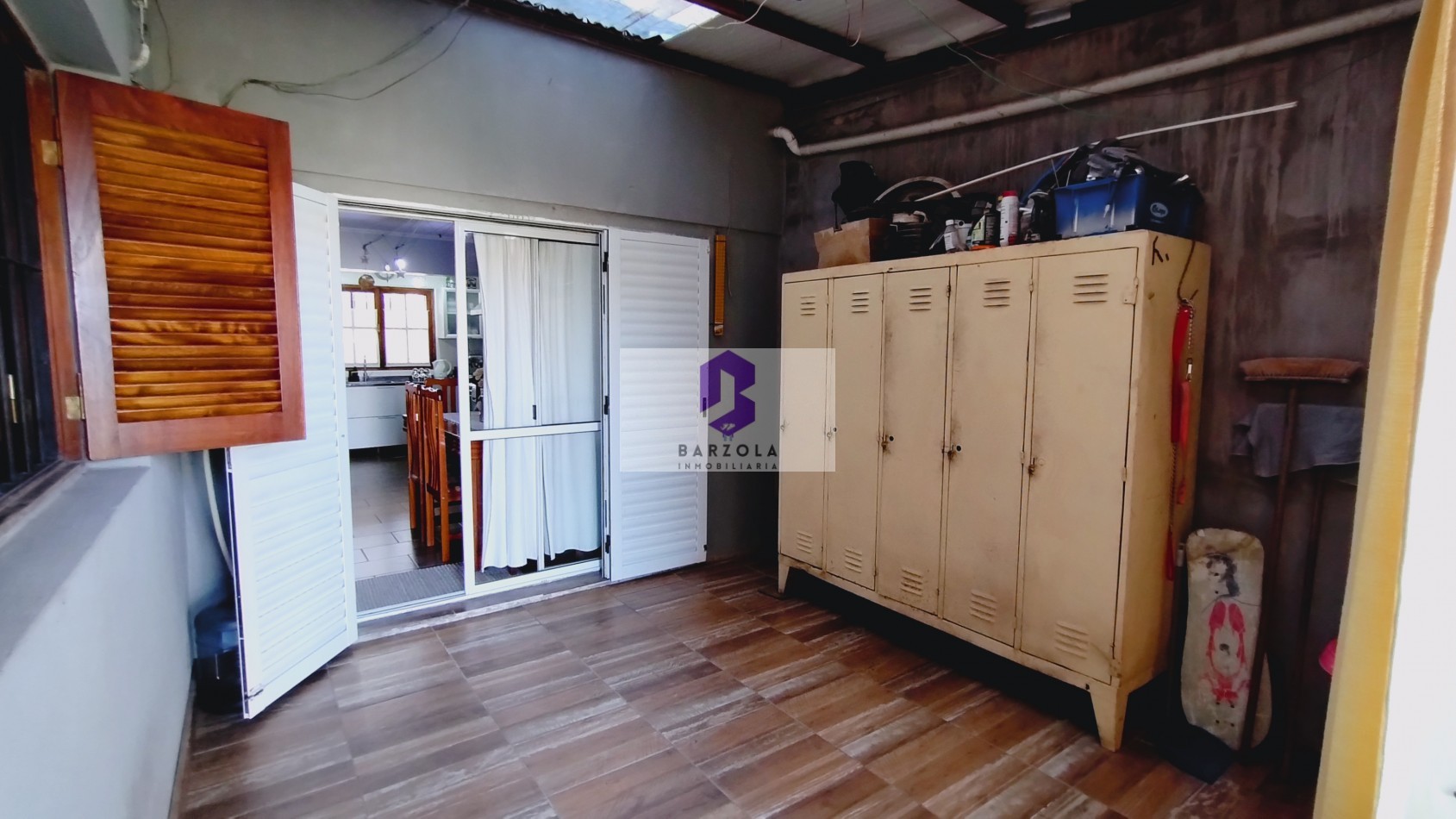 SE VENDE CASA 2 DORMITORIOS CON PATIO GRANDE Y COCHERA- APTA A CREDITO