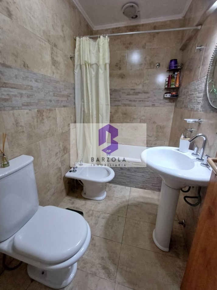 SE VENDE CASA 2 DORMITORIOS CON PATIO GRANDE Y COCHERA- APTA A CREDITO