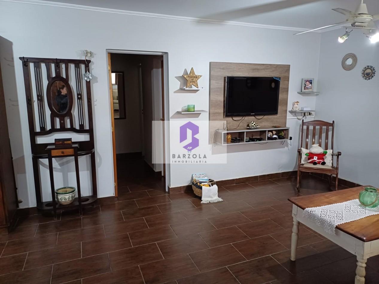SE VENDE CASA 2 DORMITORIOS CON PATIO GRANDE Y COCHERA- APTA A CREDITO