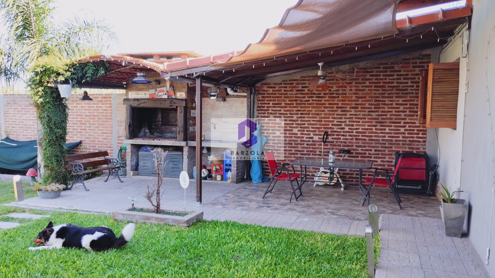 SE VENDE CASA 2 DORMITORIOS CON PATIO GRANDE Y COCHERA- APTA A CREDITO