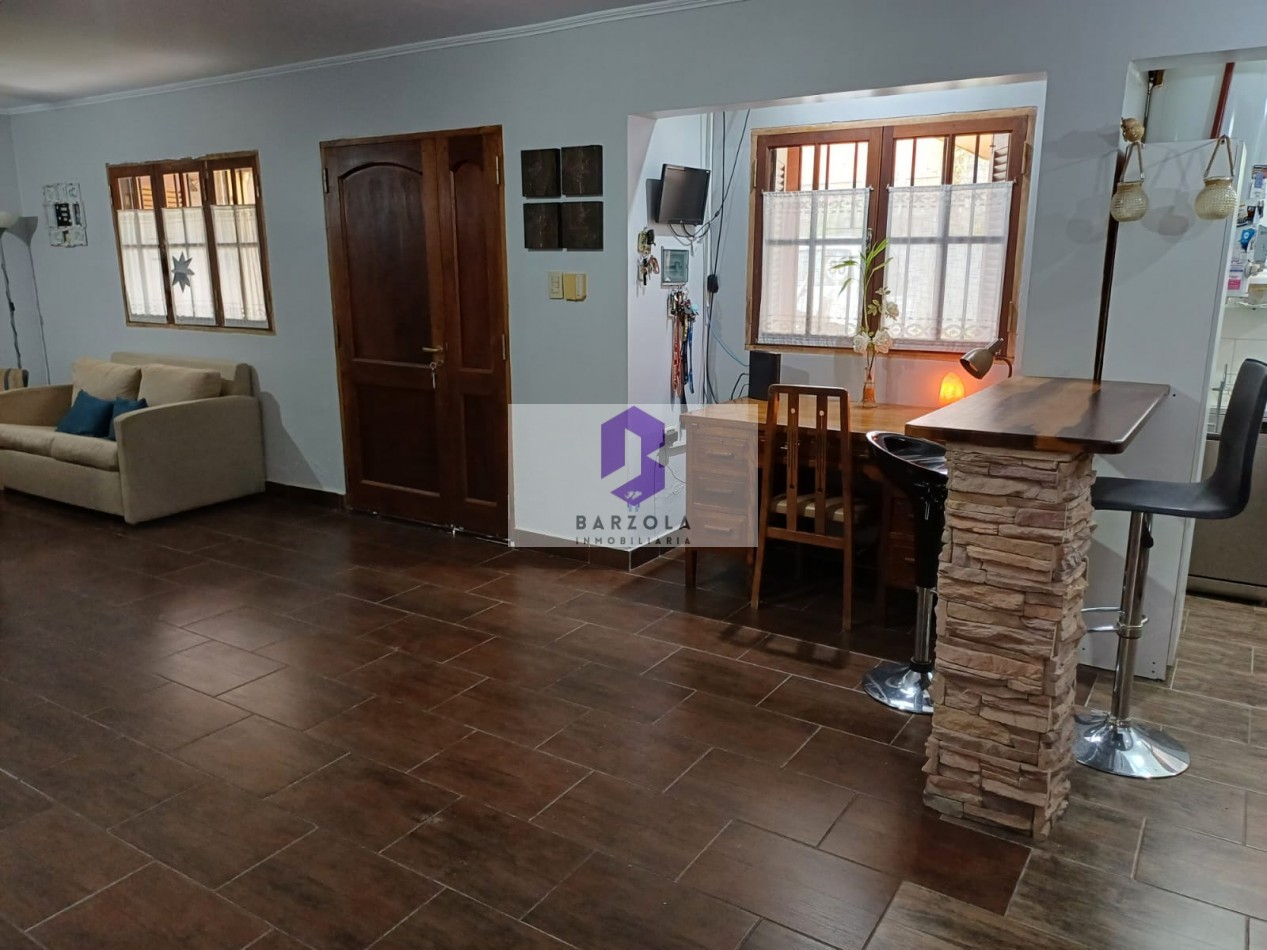 SE VENDE CASA 2 DORMITORIOS CON PATIO GRANDE Y COCHERA- APTA A CREDITO
