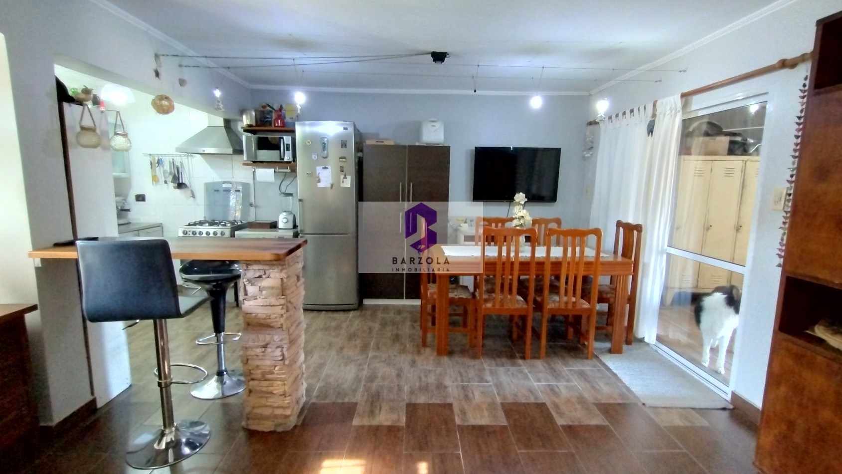 SE VENDE CASA 2 DORMITORIOS CON PATIO GRANDE Y COCHERA- APTA A CREDITO