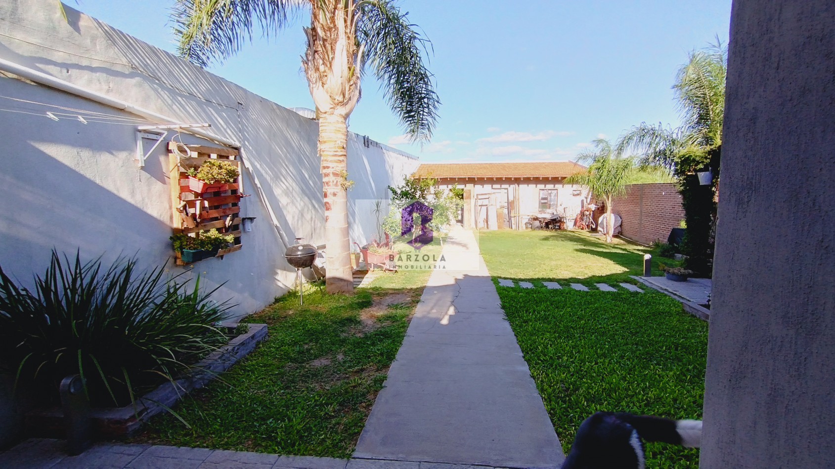 SE VENDE CASA 2 DORMITORIOS CON PATIO GRANDE Y COCHERA- APTA A CREDITO